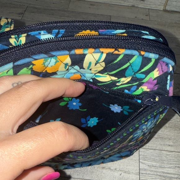 Vera Bradley Floral Crossbody with adjustable strap - Picture 7 of 14